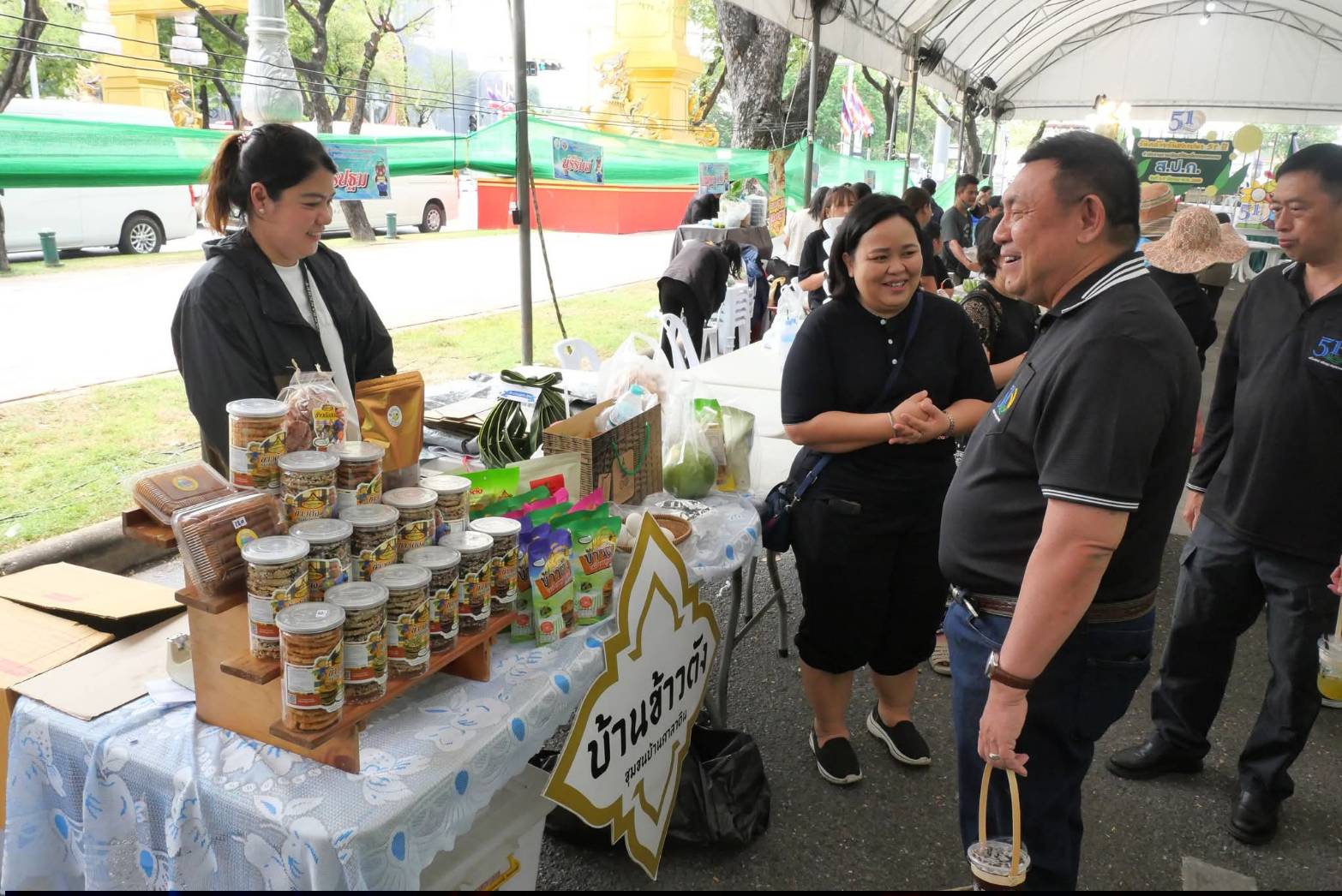 title - เลขาธิการ ส.ป.ก. เยี่ยมทักทายเกษตรกรและซื้อสินค้าในบรรยากาศวันสุดท้ายของการออกร้านขายสินค้า จากเขตปฏิรูปที่ดิน ส่งท้ายงานครบรอบ 51 ปี ส.ป.ก. ณ สำนักงานการปฏิรูปที่ดินเพื่อเกษตรกรรม